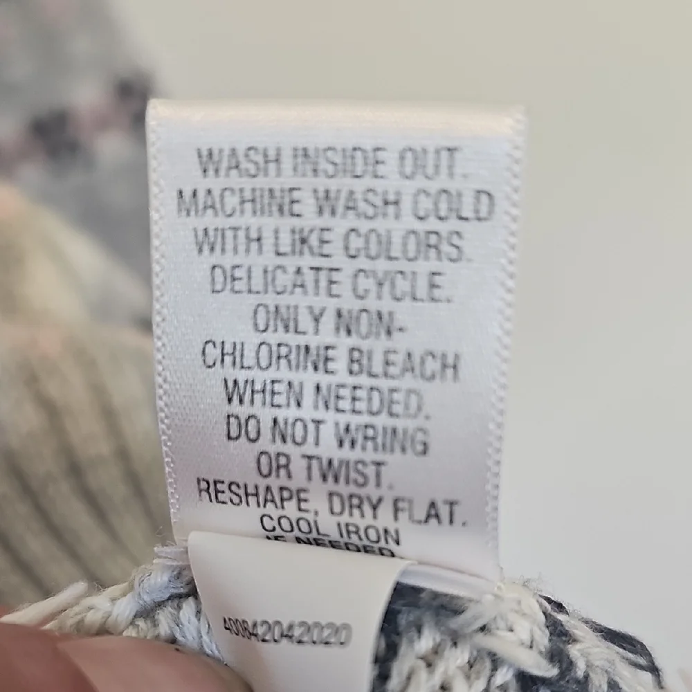 Croft & Barrow V-Neck Sweater in Gray and Pink - Picture 5 of 6